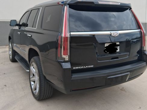 Used 2018 Cadillac Escalade Premium Luxury image 4