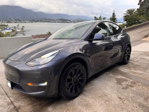 Used 2021 Tesla Model Y Long Range image 1