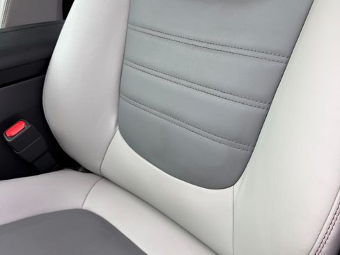 Used 2022 Toyota RAV4 XLE Premium image 11