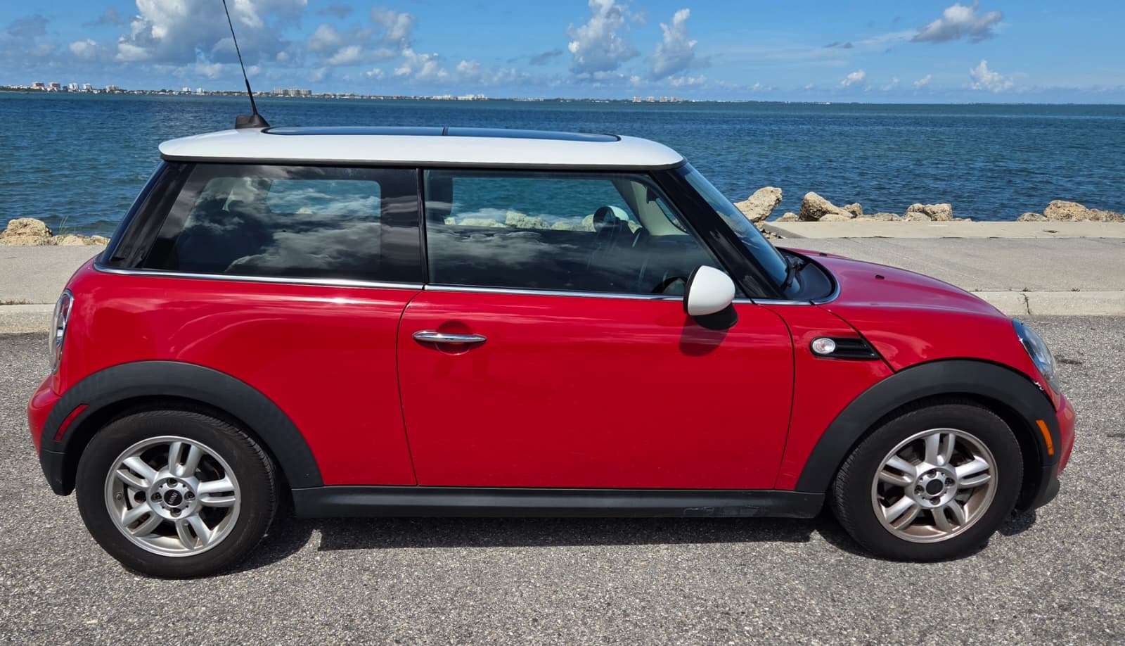 Used 2012 MINI Cooper Hardtop FWD image 1