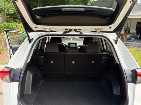 Used 2021 Toyota RAV4 XLE AWD/4WD image 17