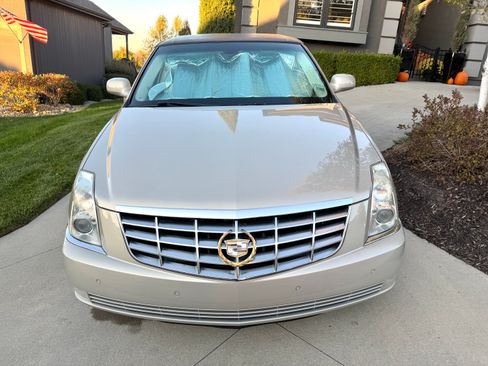 Used 2009 Cadillac DTS image 2