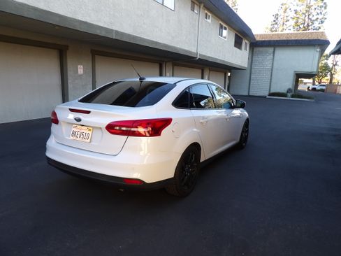 Used 2016 Ford Focus SE w/ Equipment Group 201A image 4