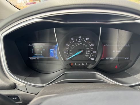 Used 2015 Ford Fusion SE image 2