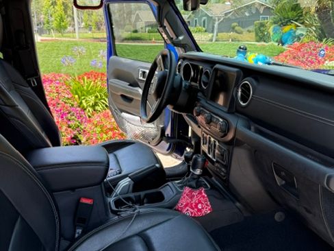 Used 2018 Jeep Wrangler Unlimited Sahara AWD/4WD image 12