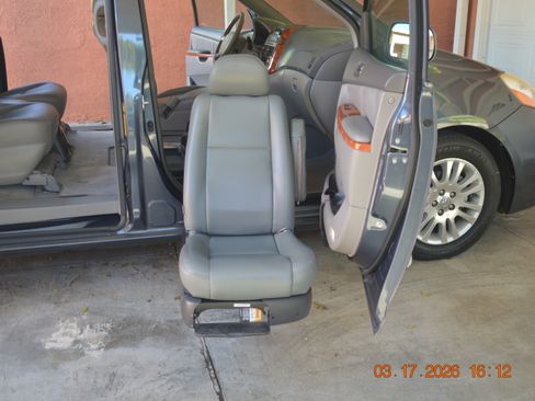 Used 2009 Toyota Sienna XLE Limited image 16