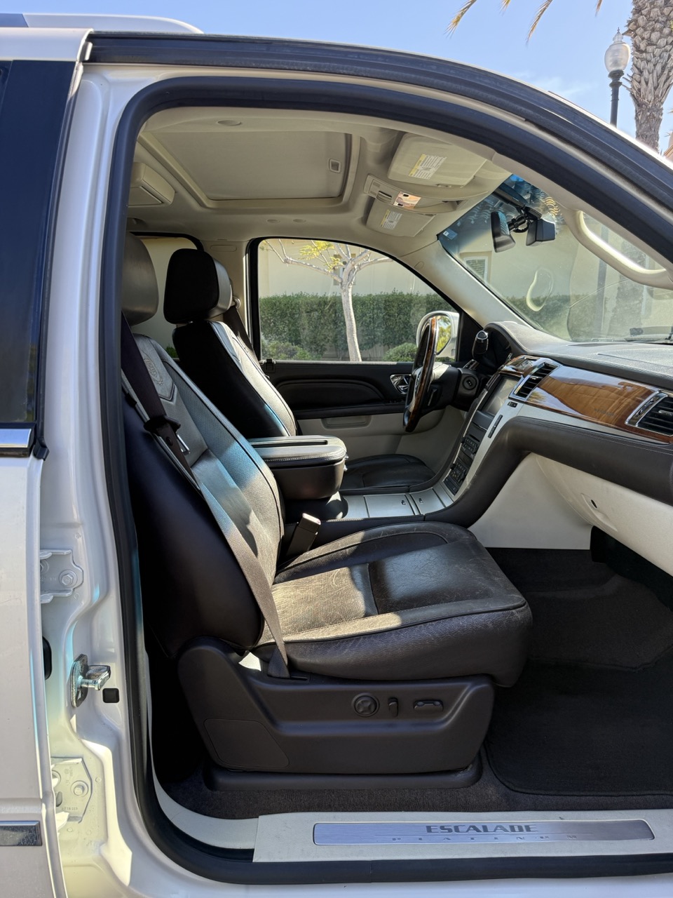 Used 2012 Cadillac Escalade ESV Platinum AWD/4WD image 15