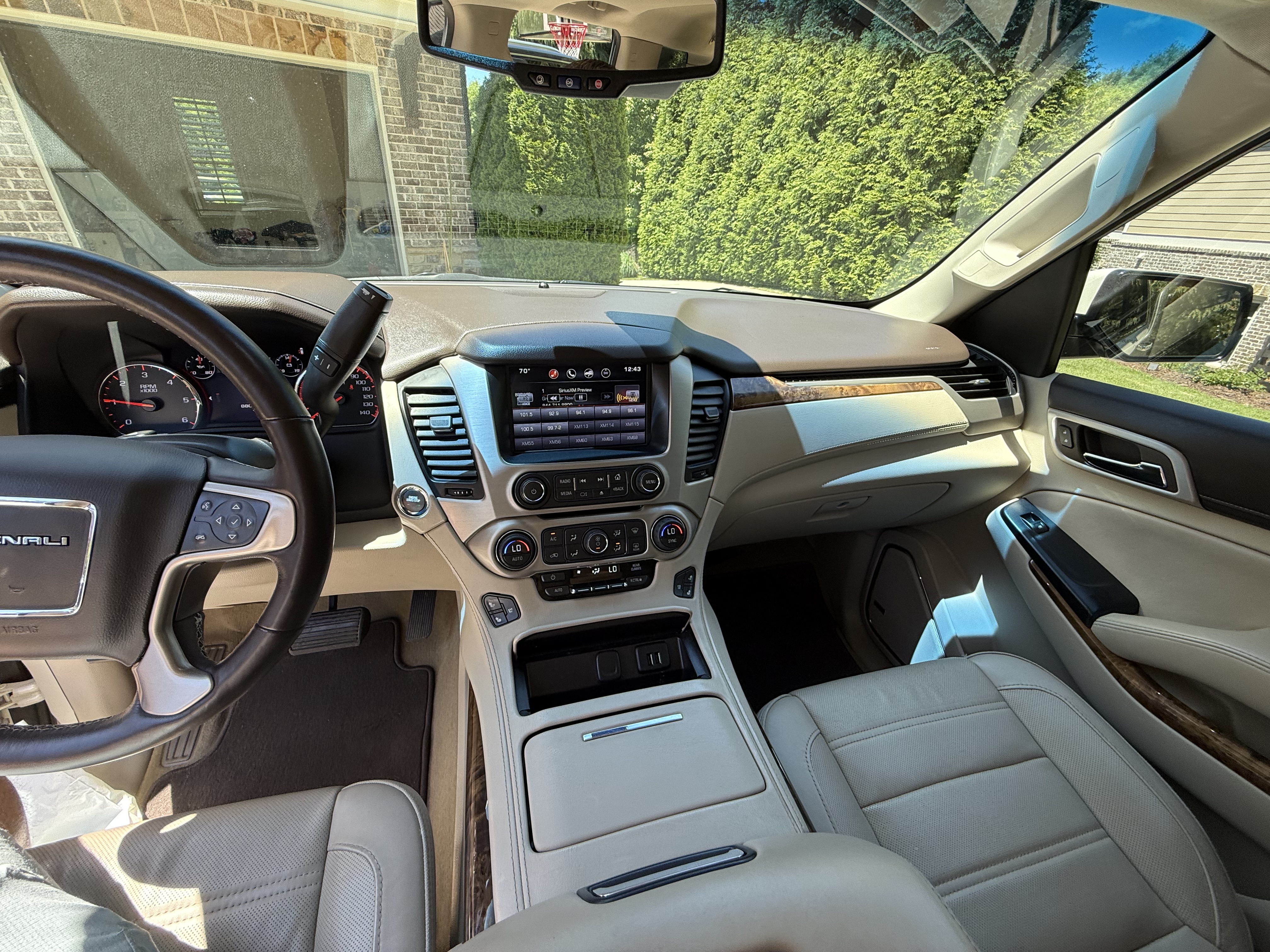 Used 2015 GMC Yukon Denali w/ Premium Package AWD/4WD image 13