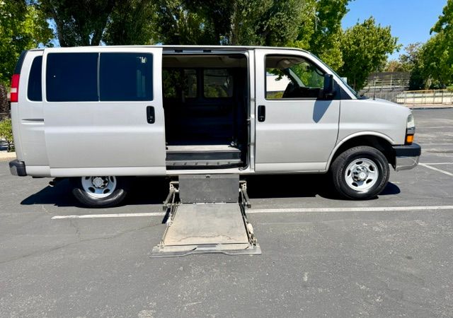 Used 2008 Chevrolet Express 3500 Passenger w/ LT Preferred Equipment Group RWD image 4