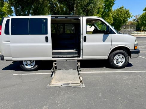 Used 2008 Chevrolet Express 3500 Passenger w/ LT Preferred Equipment Group RWD image 4