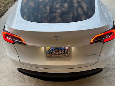 Used 2022 Tesla Model Y Long Range image 12