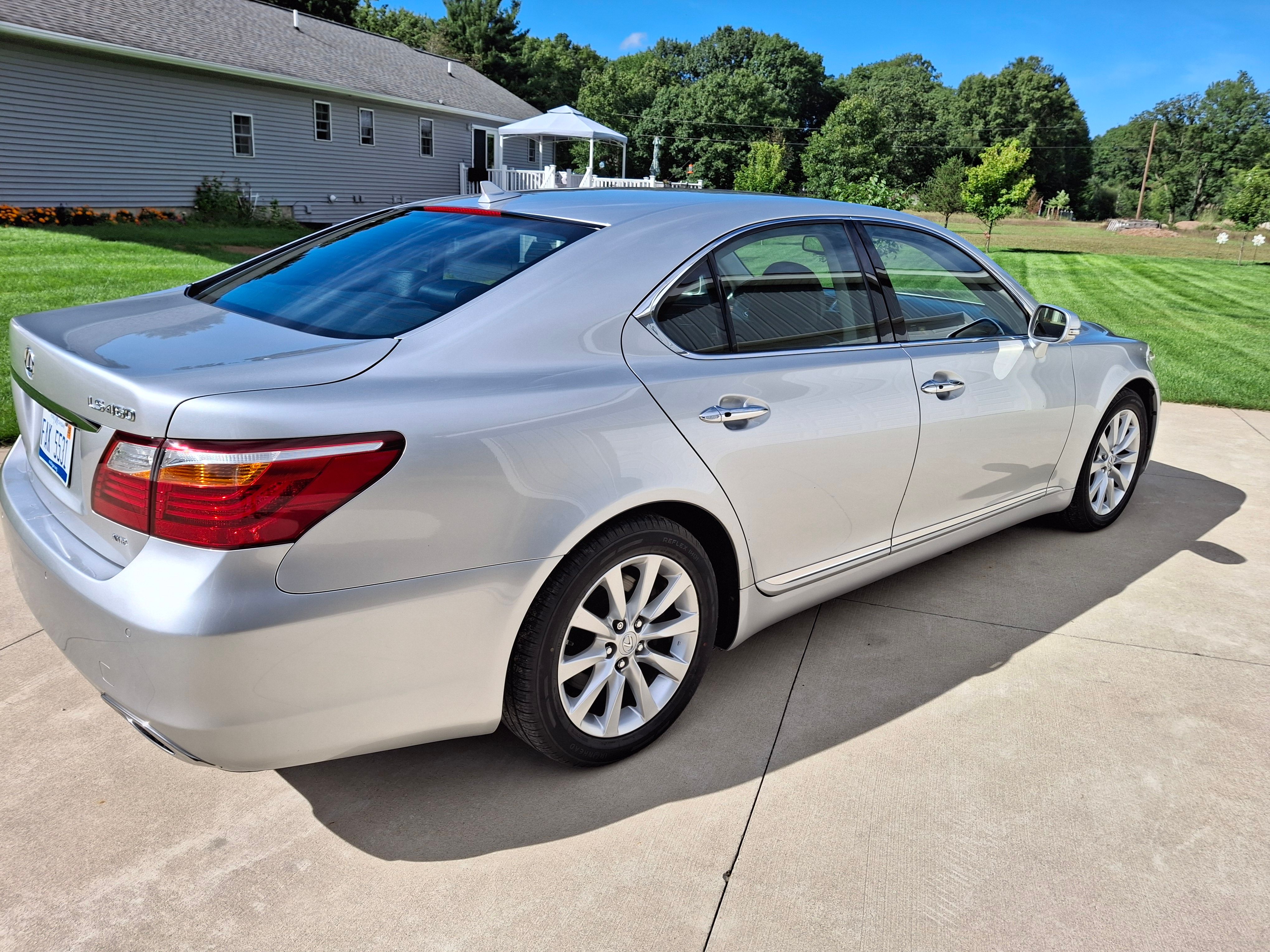 Used 2011 Lexus LS 460 AWD w/ Comfort Pkg image 6