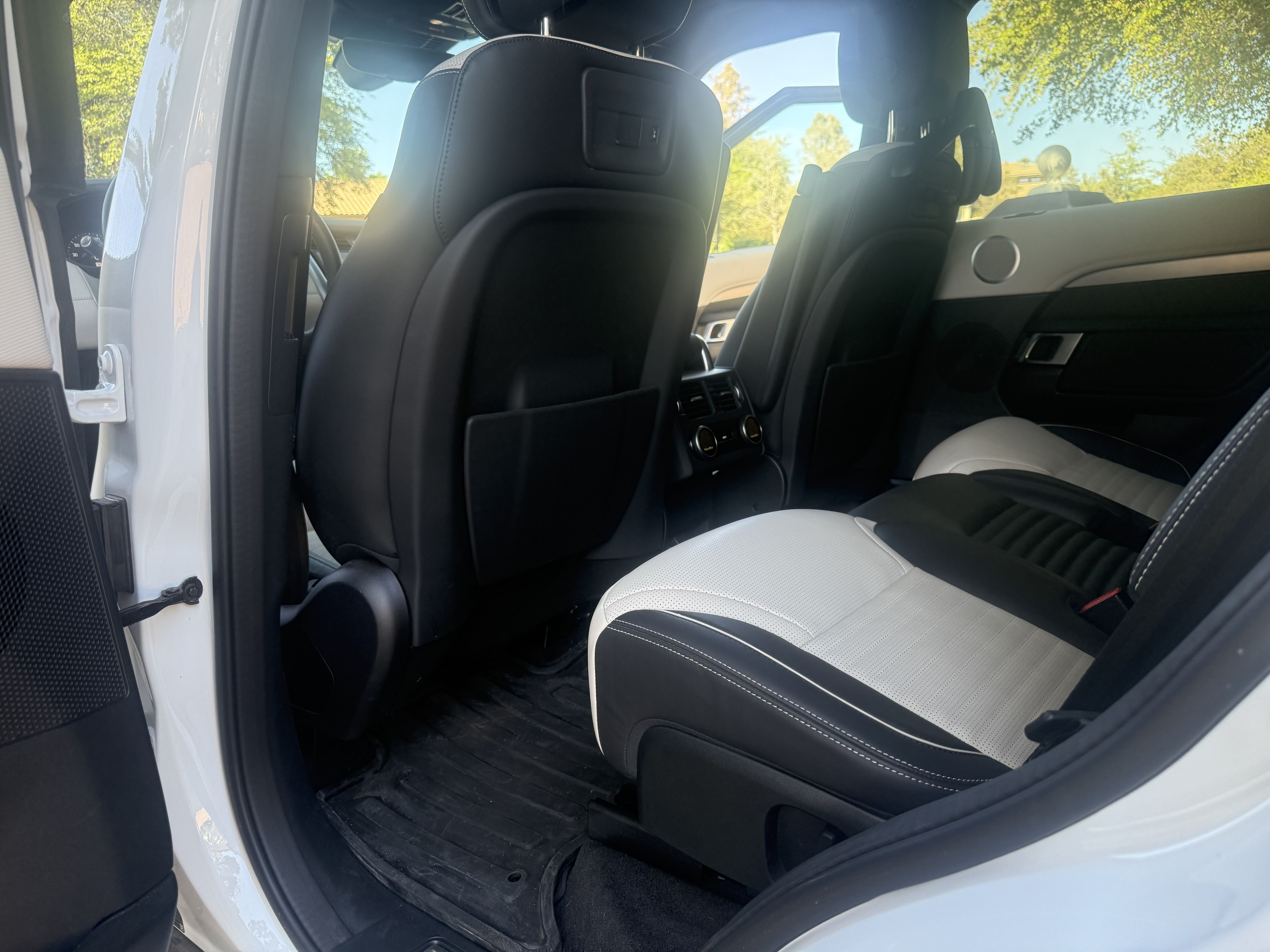 Used 2024 Land Rover Discovery Dynamic SE AWD/4WD image 12