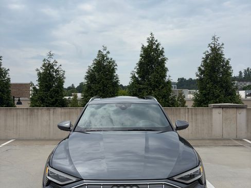Used 2019 Audi e-tron Prestige w/ Prestige Package AWD/4WD image 2