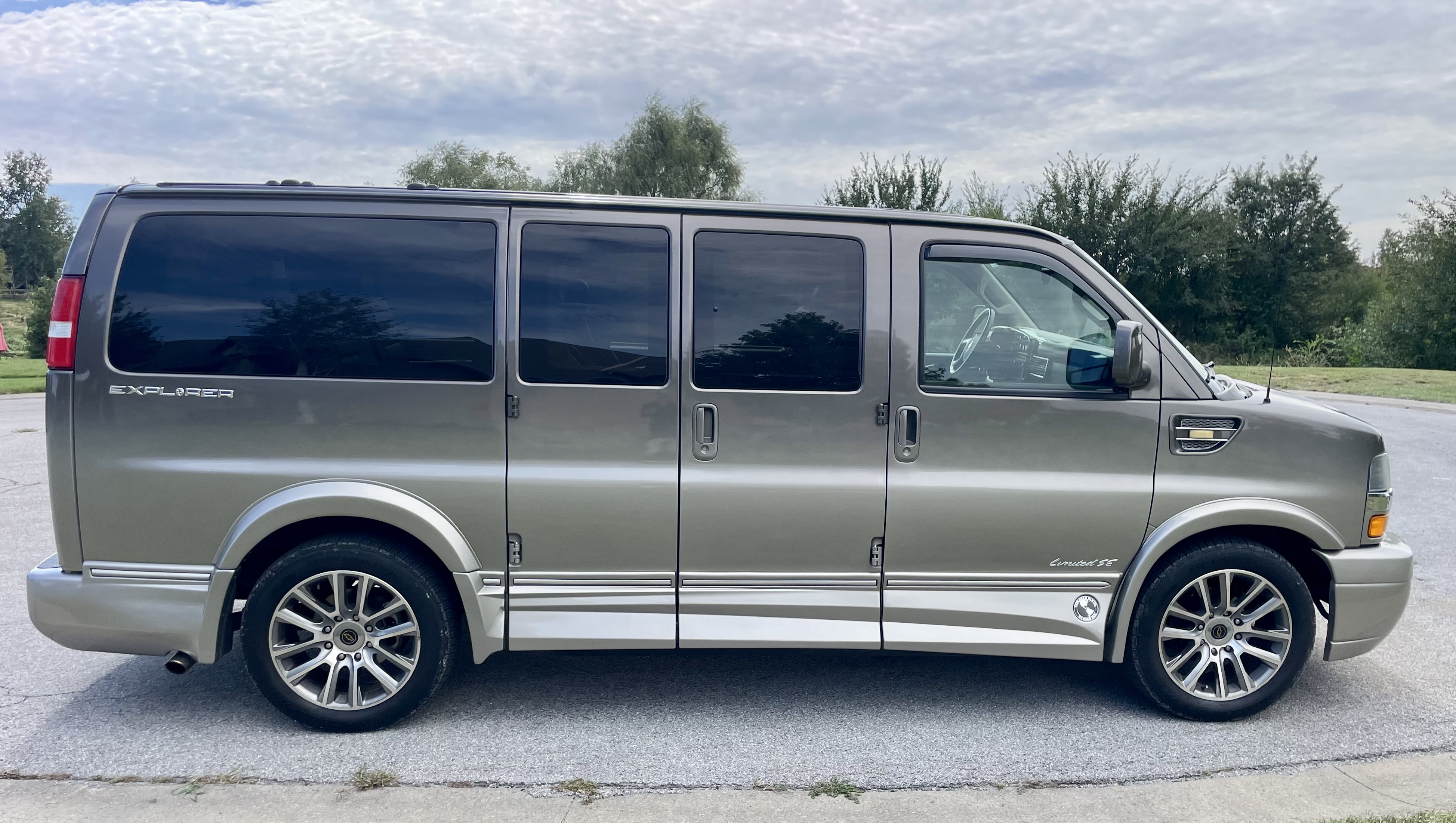 Used 2019 Chevrolet Express 2500 w/ Enhanced Convenience Package RWD image 9