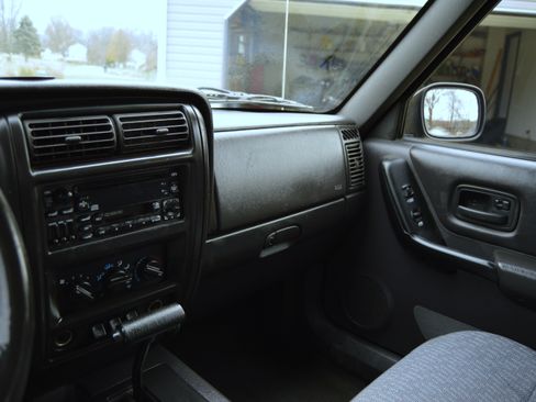 Used 2001 Jeep Cherokee Sport image 18