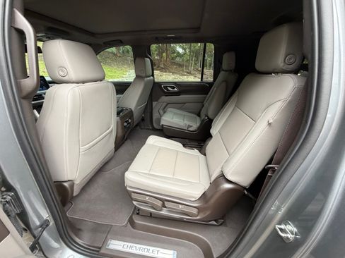 Used 2022 Chevrolet Suburban Z71 w/ Luxury Package AWD/4WD image 8