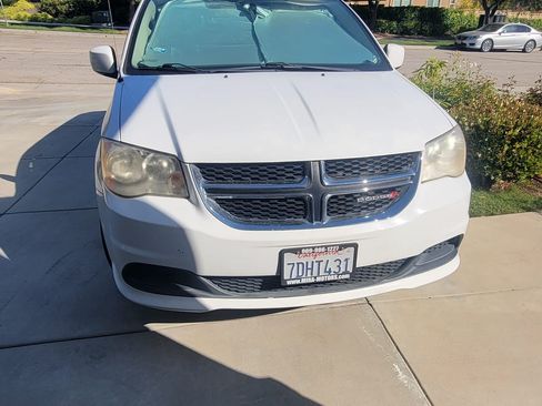 Used 2014 Dodge Grand Caravan SXT w/ Rear Park Assist Package FWD image 2