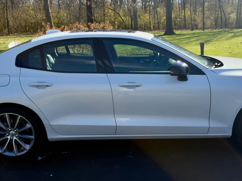 Used 2021 Volvo S60 T5 Momentum w/ Premium Package image 6