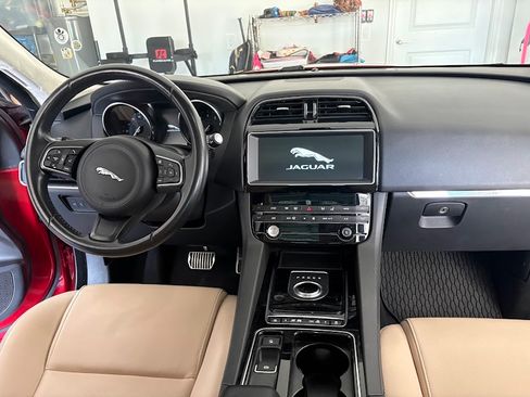 Used 2019 Jaguar F-PACE Premium image 6