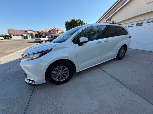 Used 2022 Toyota Sienna XLE AWD/4WD image 2