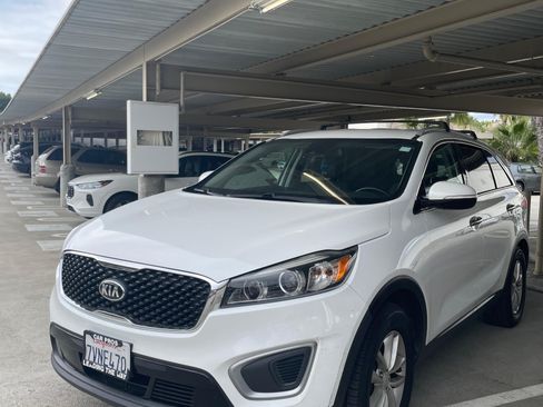 Used 2017 Kia Sorento LX w/ LX Convenience Package image 1