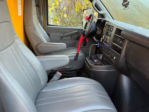 Used 2020 GMC Savana 3500 Extended w/ Driver Convenience Package image 8