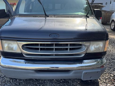 Used 1999 Ford E-350 and Econoline 350 Club Wagon RWD image 10