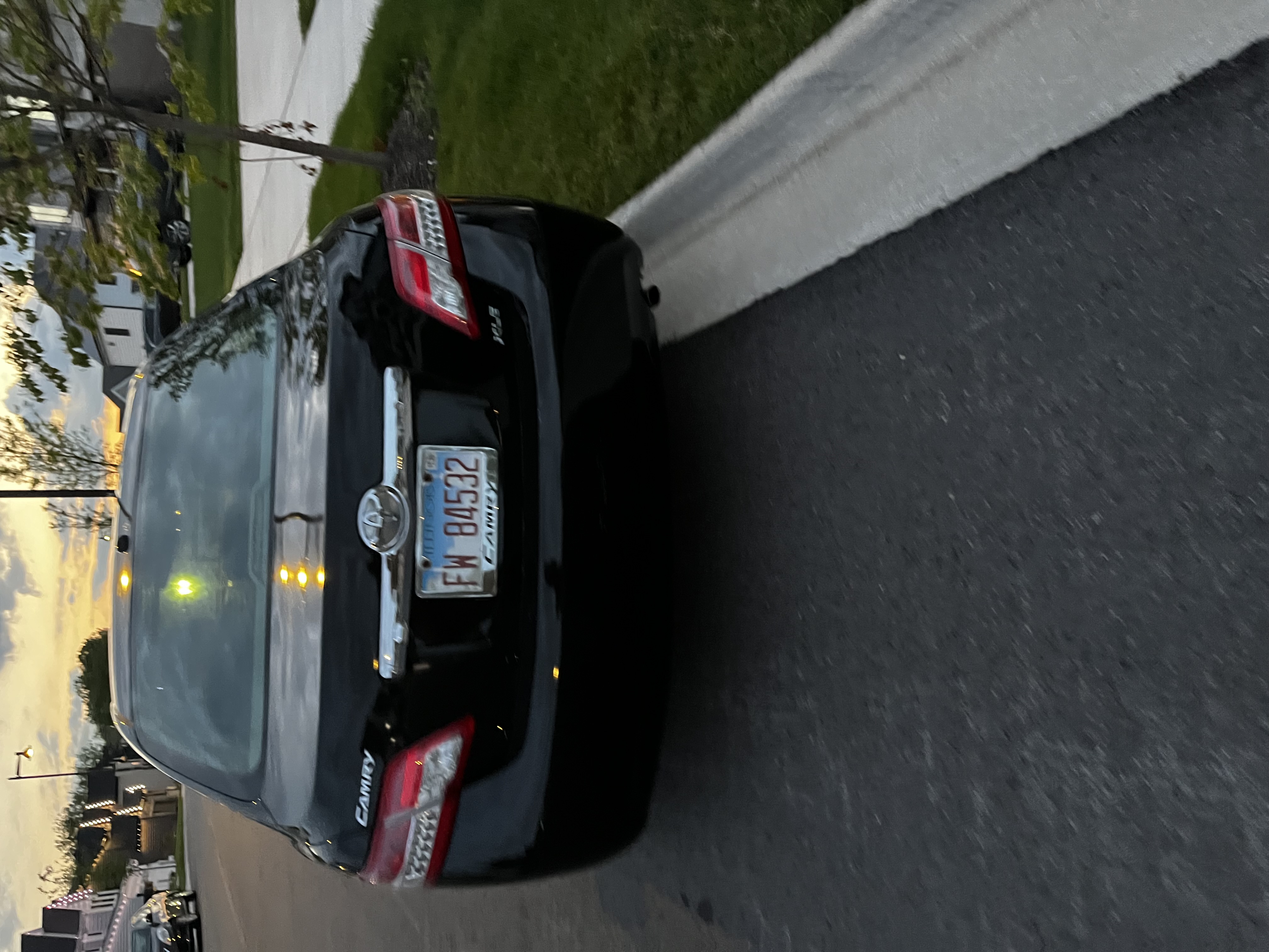 Used 2011 Toyota Camry XLE w/ SE/XLE Extra-Value Pkg FWD image 9