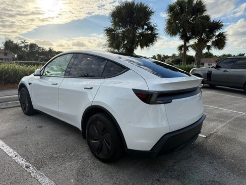 Used 2026 Tesla Model Y Long Range image 4