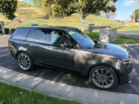 Used 2025 Land Rover Range Rover SE AWD/4WD image 2