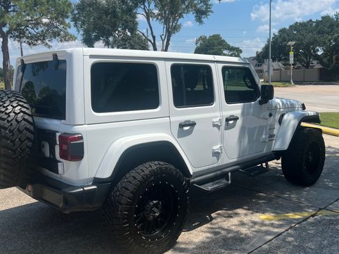 Used 2018 Jeep Wrangler Unlimited Sahara AWD/4WD image 5