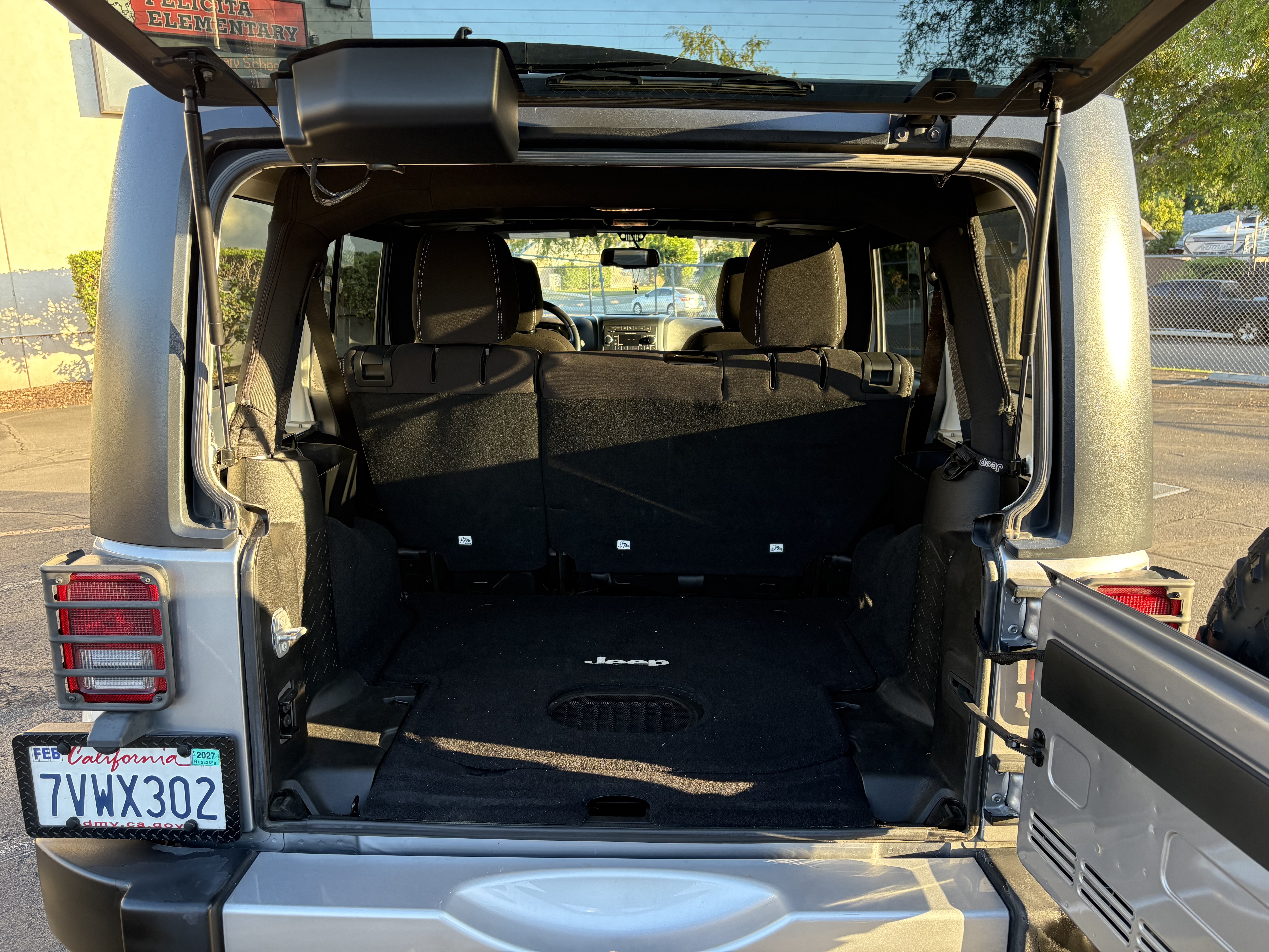 Used 2015 Jeep Wrangler Unlimited Sahara w/ Connectivity Group AWD/4WD image 13