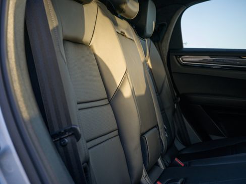 Used 2020 Porsche Cayenne Turbo image 27