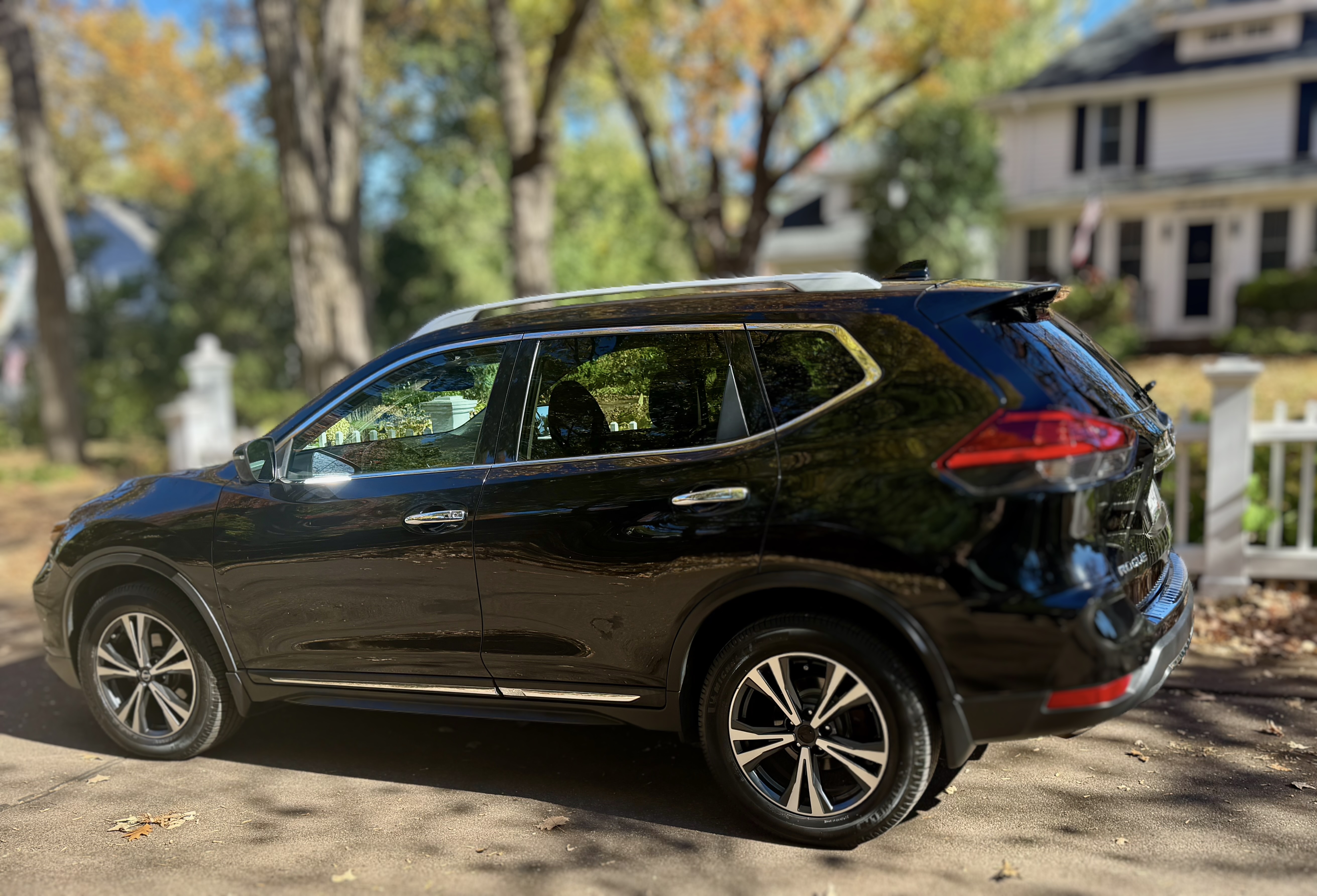 Used 2017 Nissan Rogue SL w/ SL Premium Package AWD/4WD image 4