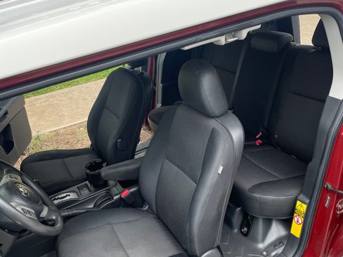 Used 2011 Toyota FJ Cruiser Sport Utility 2D w/ Convenience Pkg image 11