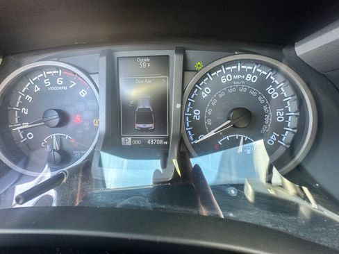 Used 2016 Toyota Tacoma TRD Sport image 10