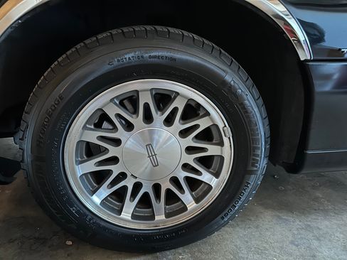 Used 2000 Lincoln Town Car Signature image 7