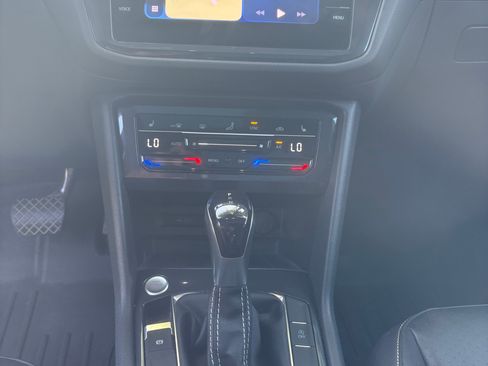 Used 2022 Volkswagen Tiguan SE w/ Panoramic Sunroof Package AWD/4WD image 9
