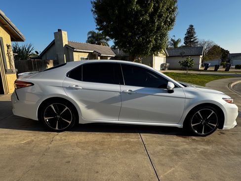 Used 2018 Toyota Camry XSE image 2