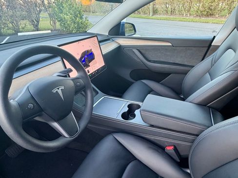 Used 2024 Tesla Model Y Long Range image 9