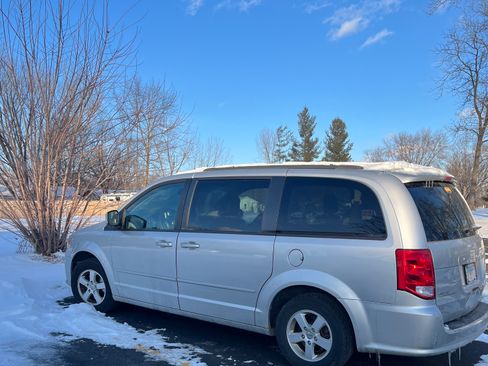 Used 2012 Dodge Grand Caravan SXT w/ UConnect Hands-Free Group image 1