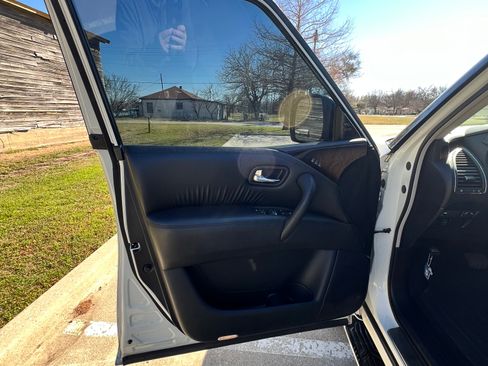 Used 2014 INFINITI QX80 4WD w/ Deluxe Touring Package image 17