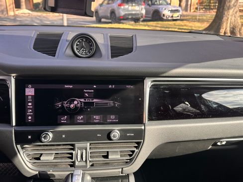 Used 2023 Porsche Macan image 12