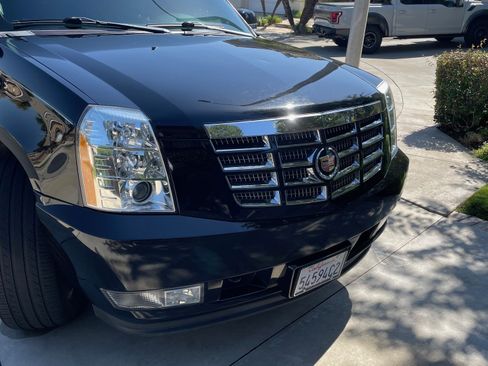 Used 2013 Cadillac Escalade EXT Luxury image 2