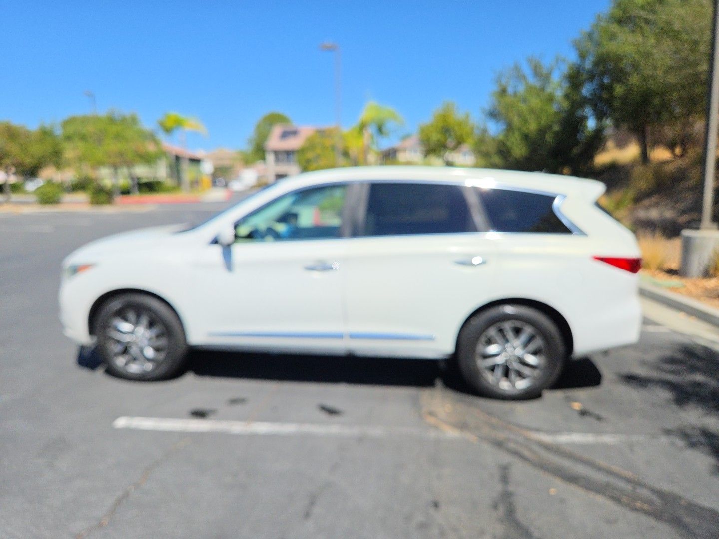 Used 2013 INFINITI JX35 FWD w/ Premium Pkg image 4