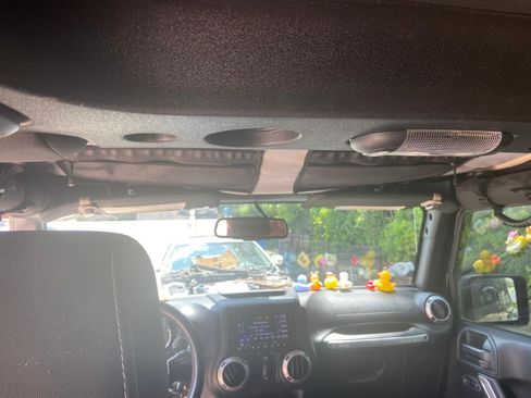 Used 2018 Jeep Wrangler Unlimited Sahara image 14