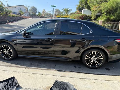 Used 2019 Toyota Camry SE image 4