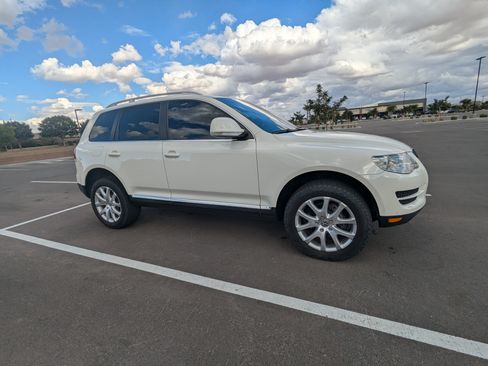 Used 2010 Volkswagen Touareg TDI image 14