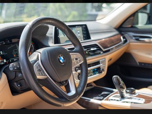 Used 2022 BMW 750i xDrive w/ Executive Package AWD/4WD image 10